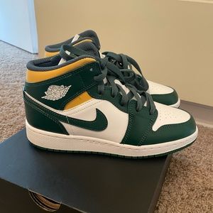 BNIB youth Jordan retro 1
